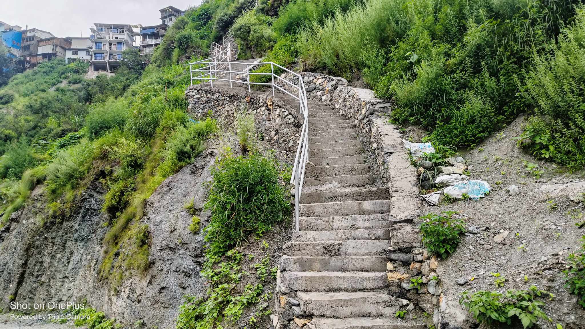 गाउँमा सडक पुगे पनि खुसी छैनन् बुढापाका, गोरेटो मासिएकोमा चिन्ता